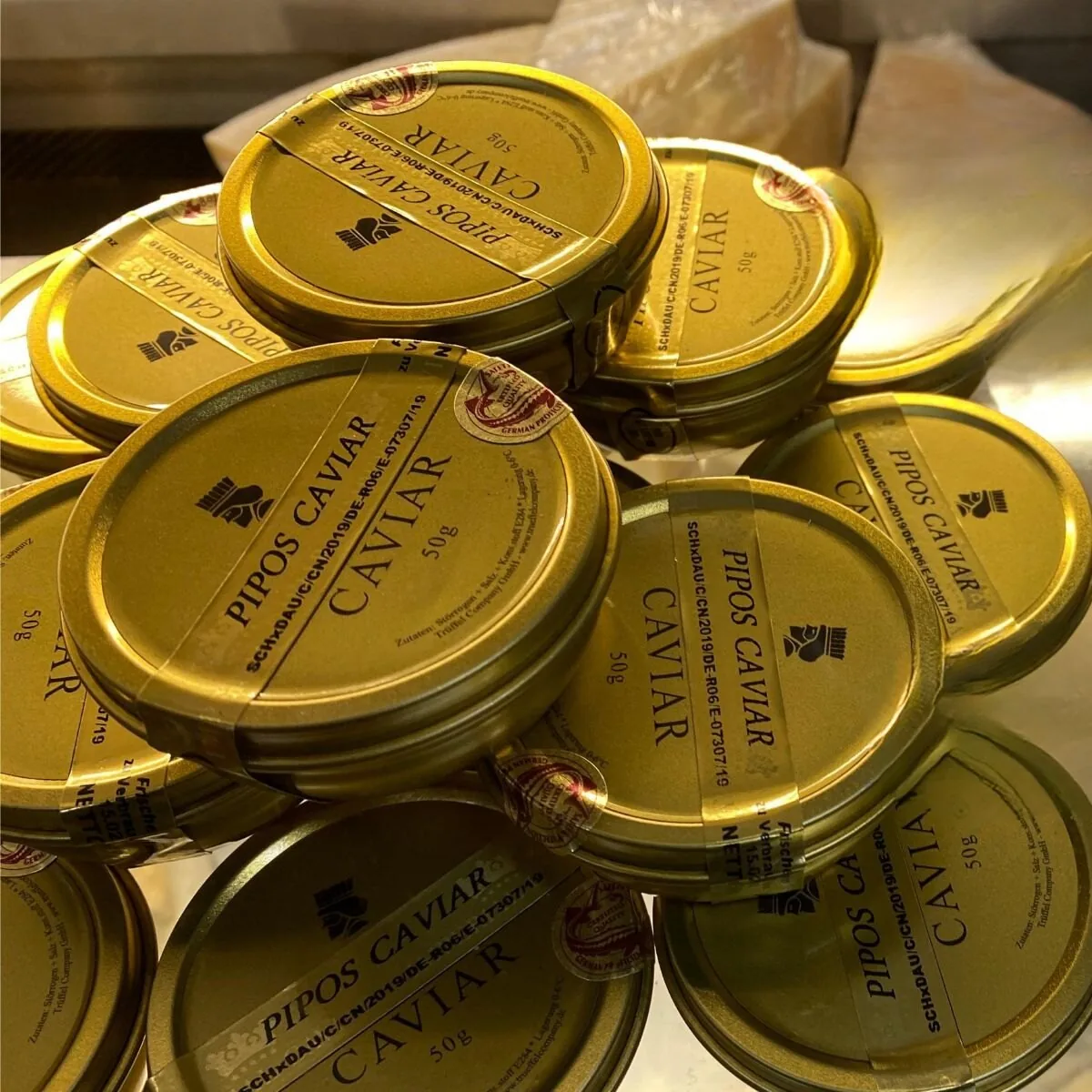 Pippo's Caviar — goldene Dosen in der Vitrine bei Pippo's Natur-Feinkost in München