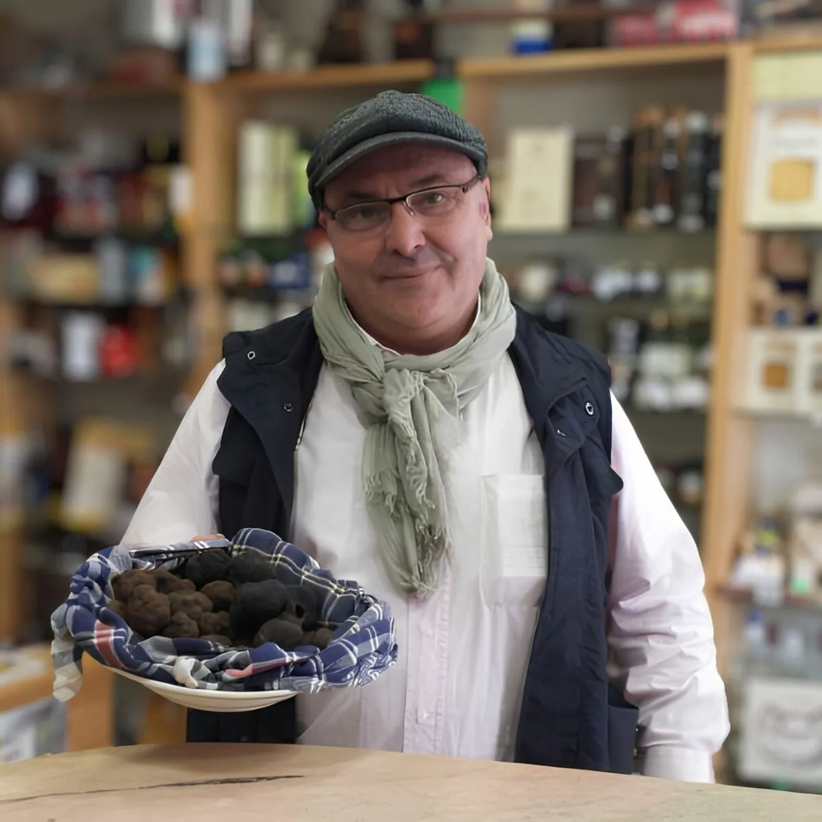 Pippo mit frischen Trüffeln in seinem Feinkostladen in München