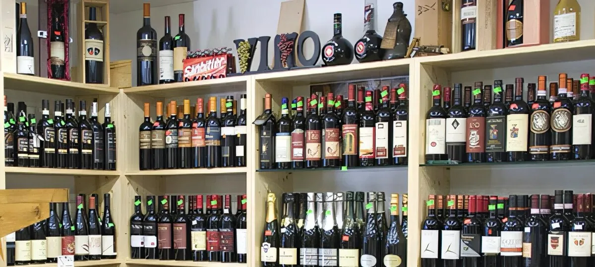 Weinregal in Pippos Laden in München — über 100 italienische Weine