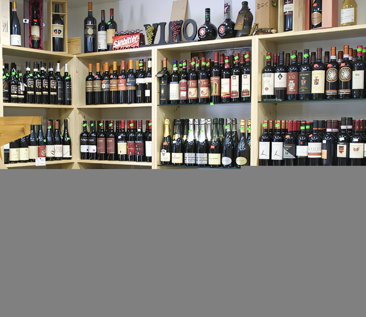 Die Weinwand in Pippos Laden in München — über 100 italienische Weine